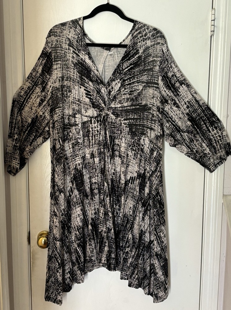 Avenue Ladies Black & Off White Size 30/32 Blouse