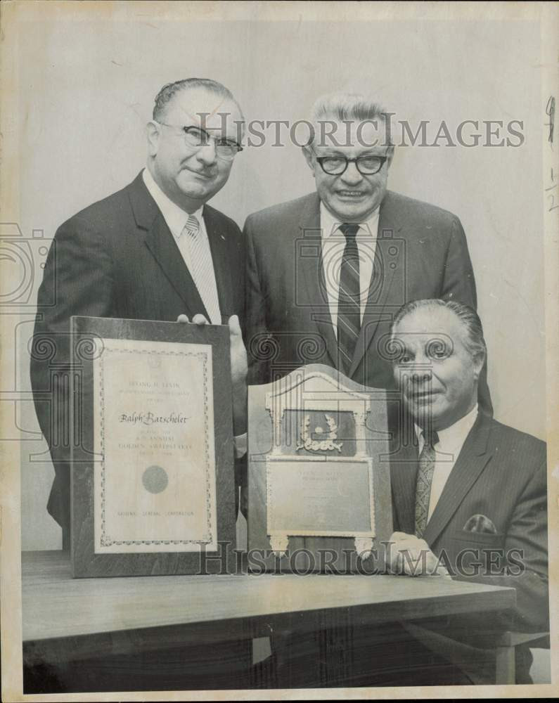 1968 Press Photo Jack McGee presents awards to Ralph Batschelet & John Meinardi