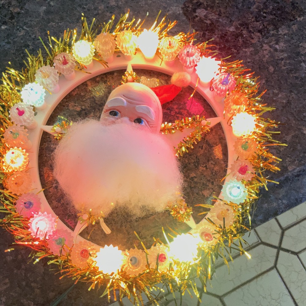 Vtg Retro Santa Plaque Tinsel Wreath Blinking Lights Christmas Wall Plaque WORKS