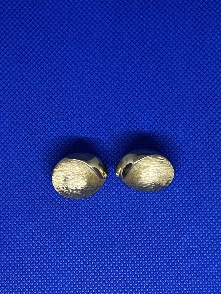 Vintage Trifari Smooth & Brushed Gold Tone Round Swirl Fashion Clip On Earrings