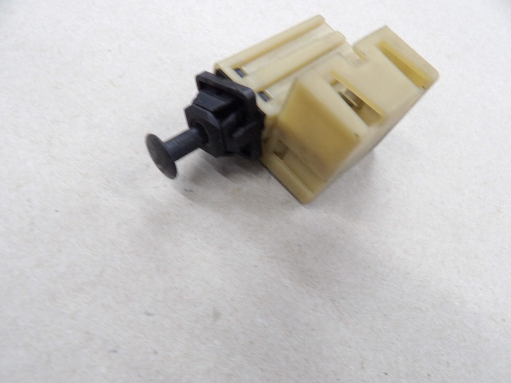 Brake Light Switch without Cruise Control Jeep Cherokee XJ 1997-2001 04671336