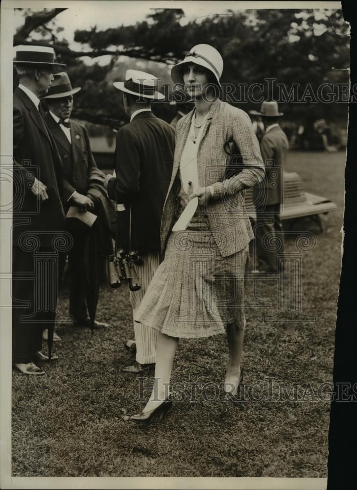 1929 Press Photo Mrs Morton L Schwartz at Belmont Park races in NY - nee79717