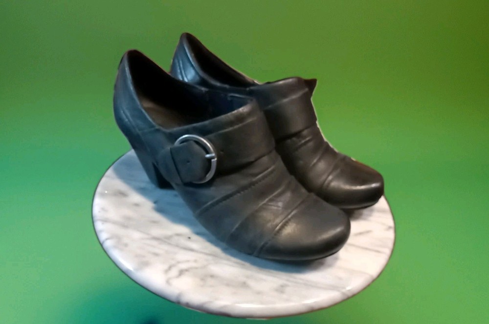 Bare Traps Tasha Black Leather Heeled Booties Size 8 Slip On with Buckles