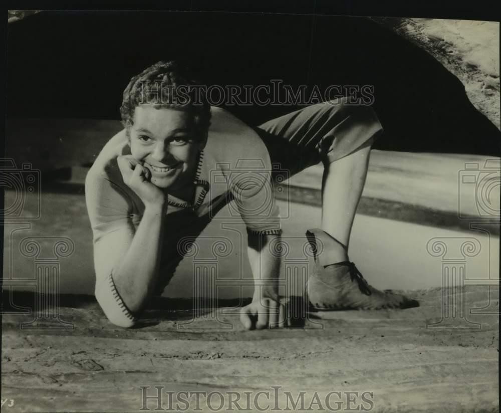 Press Photo Actor Performs Scene - sap52109