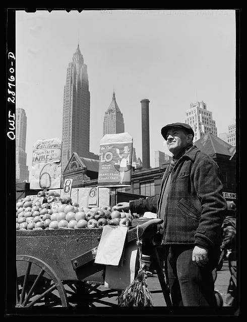 Photo:New York. Push cart fruit vendor at the Fulton fish market, New York