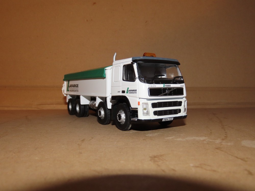 Corgi Volvo FM Aggregate Tipper Lafarge CC13511 1:50 Scale Rigid Tipper