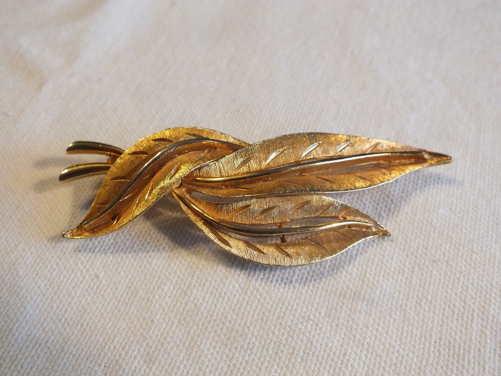 Stunning Brooch Pin Gold Tone Leaves Matte Shiny Finish Signed JJ 3 x 1 1/4