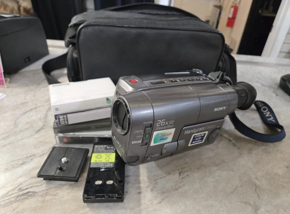 Sony Handycam CCD-TRV22 Video8 Camcorder 26x Zoom SteadyShot with Accessories