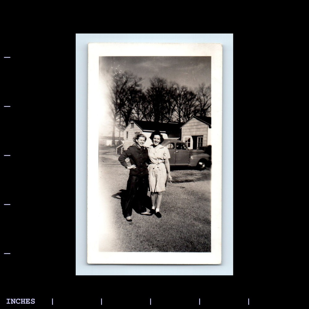 Old Vintage Photo AFFECTIONATE WOMEN BY CLASSIC CAR ABSTRACT GHOST LIGHT