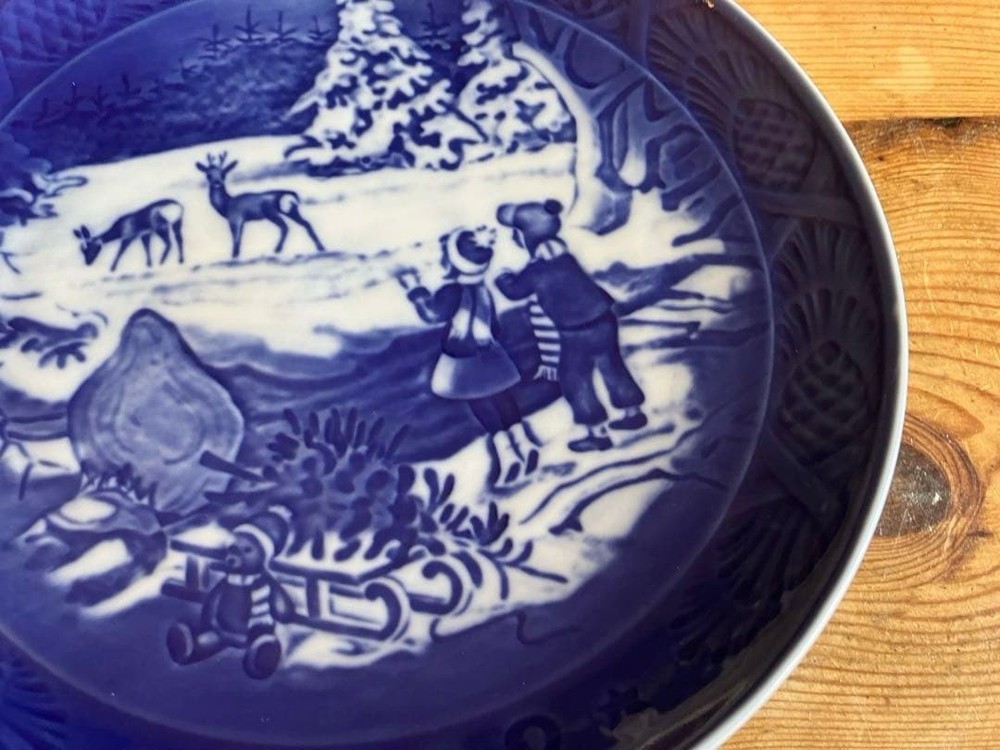 Royal Copenhagen Years Plate 2002 18cm Used