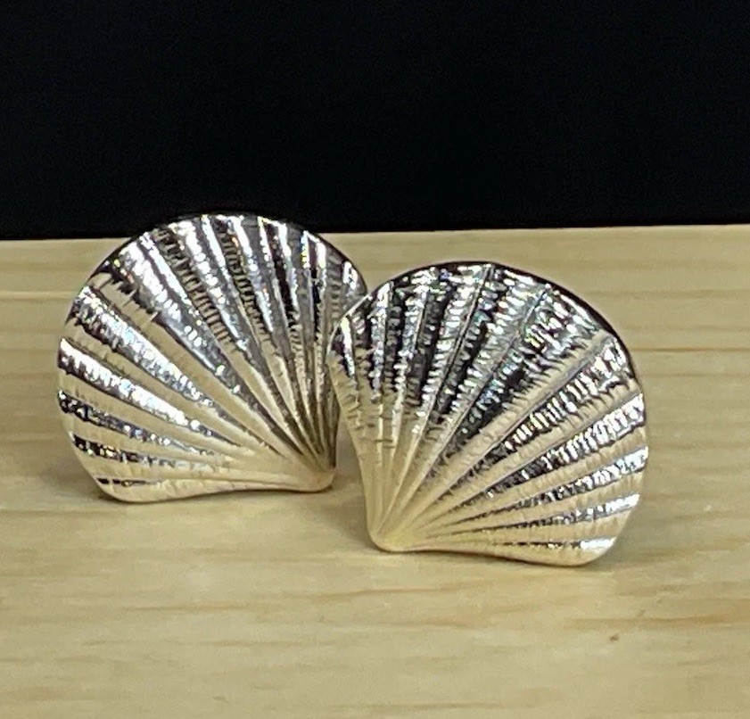 Napier VTG Silver Tone Ribbed Scallop Shell Clip On Earrings Nautical Coastal