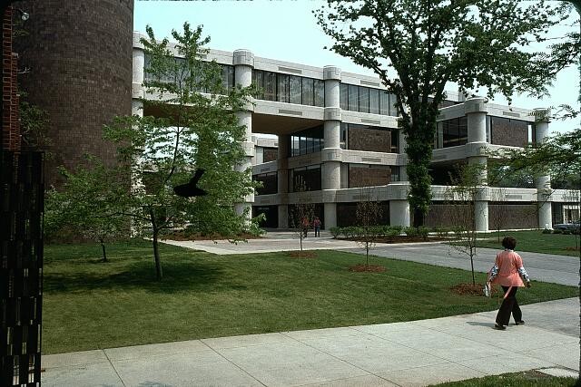 Photo:Exterior view of a building, Michigan. Skywalk
