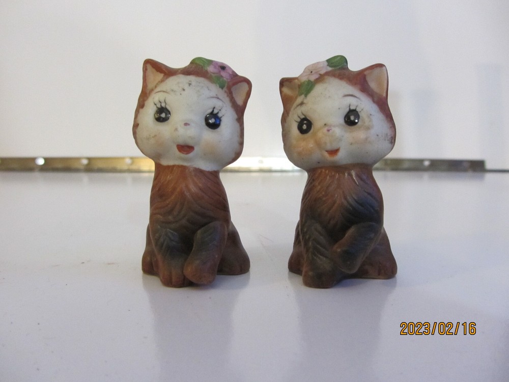 Vintage PORCELAIN KITTY CAT Salt & Pepper Shakers