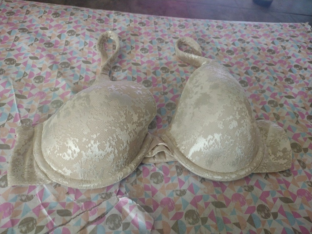 Women's Pretty Bra Size  34C Underwire.