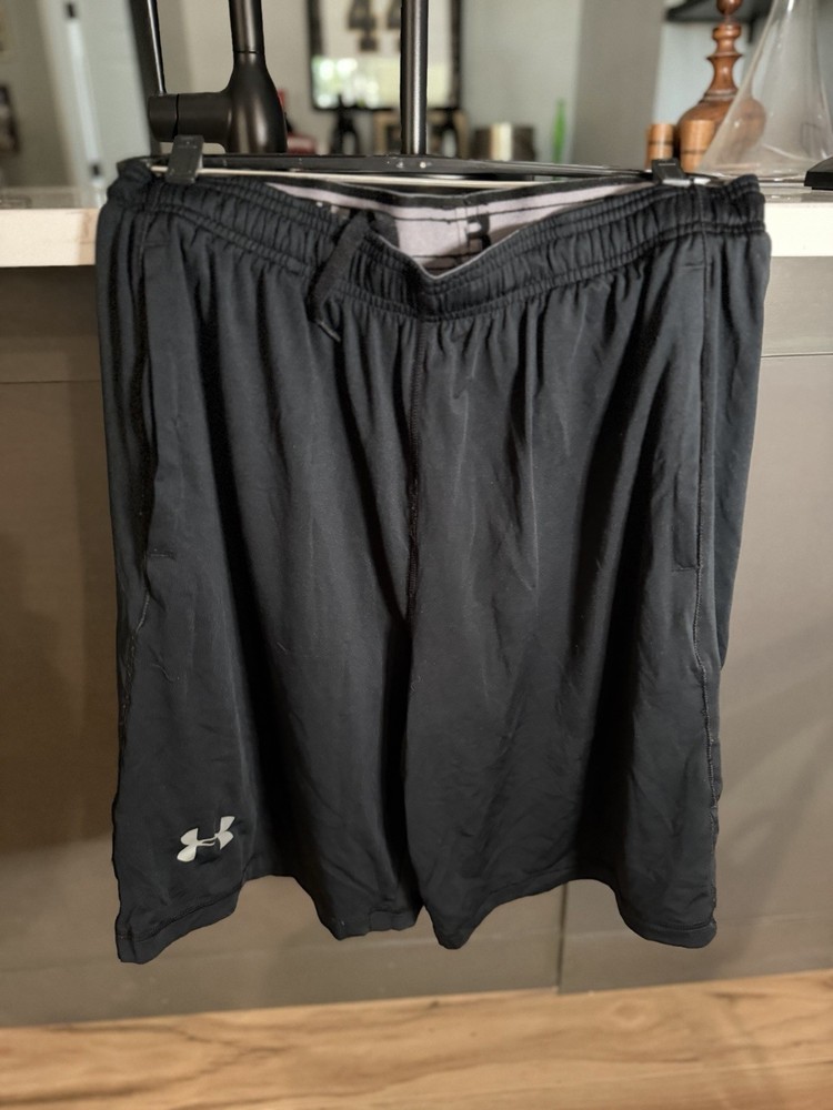 Under Armour Men's Black Athletic Shorts L Loose Drawstring Pockets Gym