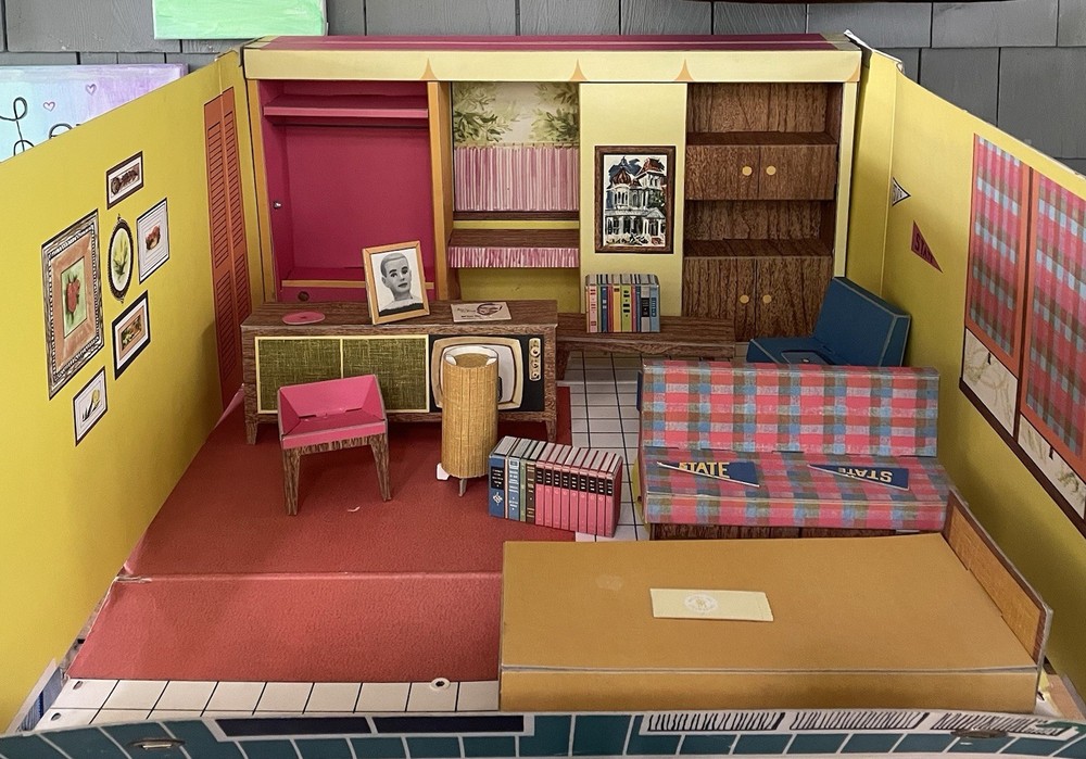 1962 Vintage 1st Barbie Dream House Original With Furniture. Look !!!