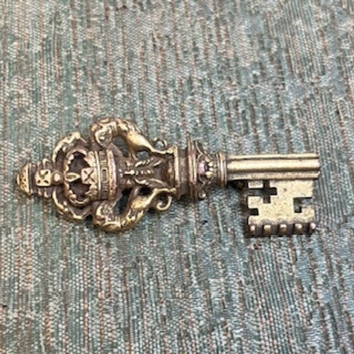 Vintage Brass Skeleton Key Brooch Royal Crown Lion Crest Gothic Pin Gold Tone