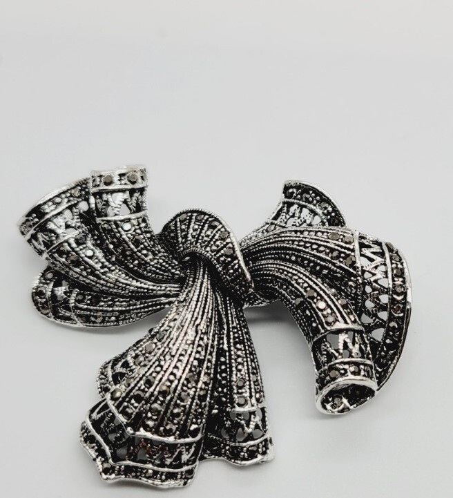 Victorian Bow Ribbon Brooch Pin Crystal Accent Silver Tone 3D 2 in