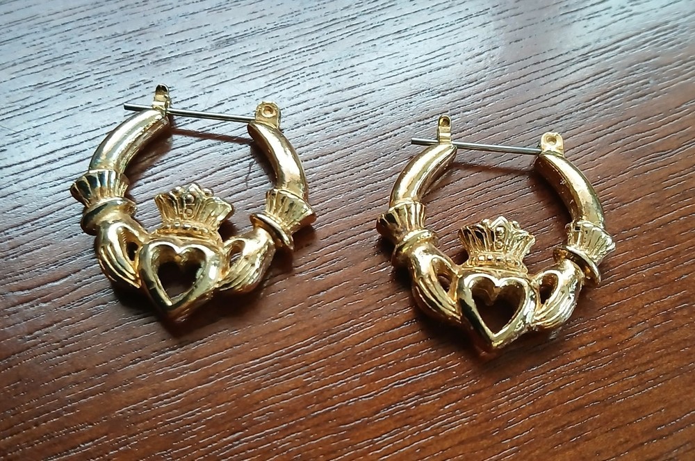 Vintage 1990 Avon Claddagh Pierced Earrings Gold Tone. 1 inch.