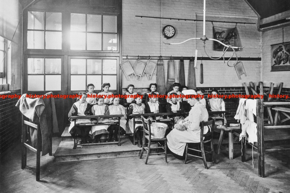 F001770 Housewifery lesson Childeric Road School Deptford London 1908