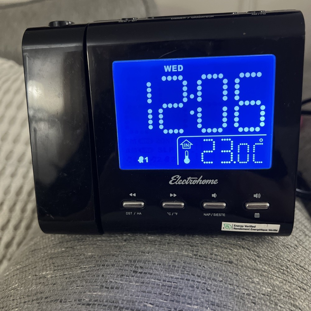Electrohome EAAC601 Projection Alarm Clock With Am/fm Radio Battery Backup Works