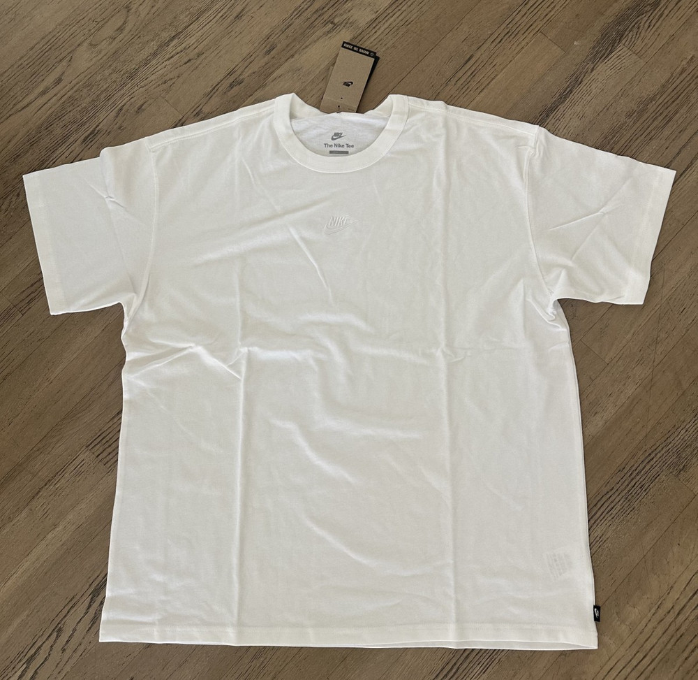 Nike Men's White The Nike Tee Left Chest Swoosh Graphic T-Shirt XL Classic