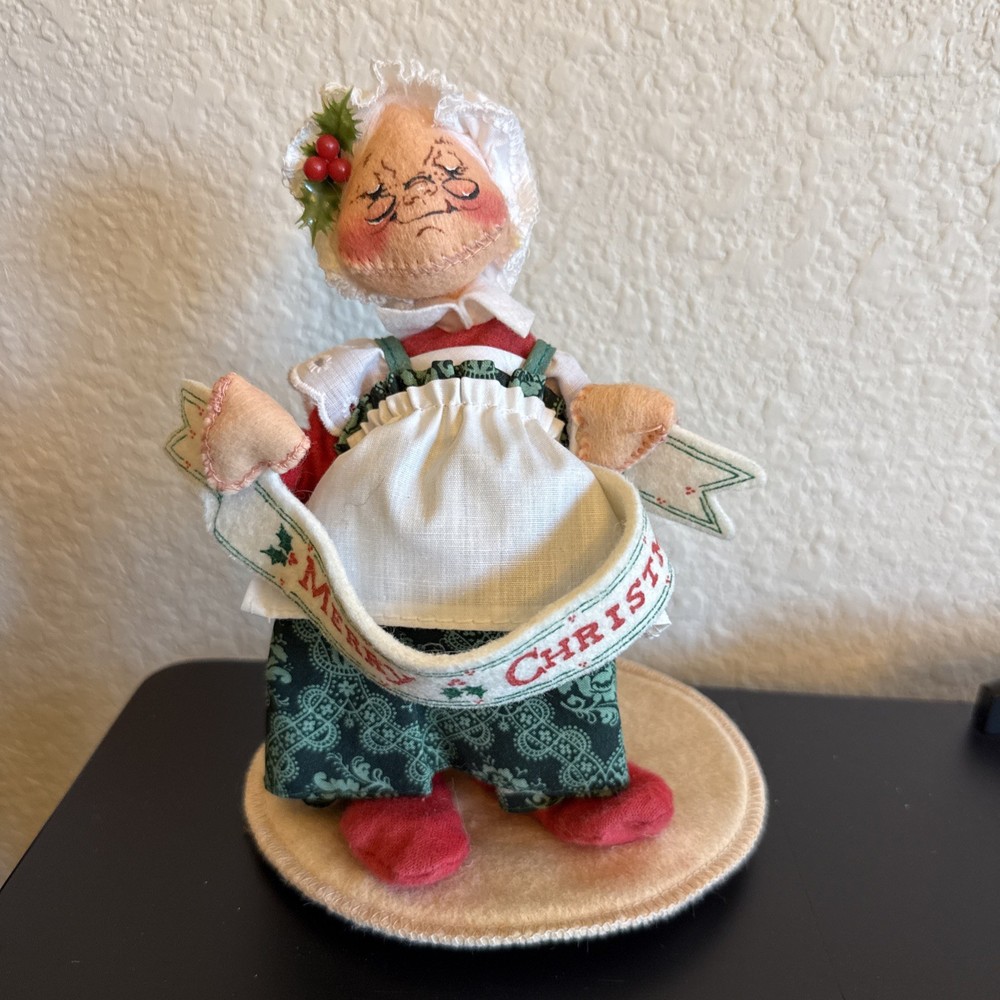 Vintage ANNALEE Dolls MRS SANTA CLAUS Holding MERRY CHRISTMAS Banner