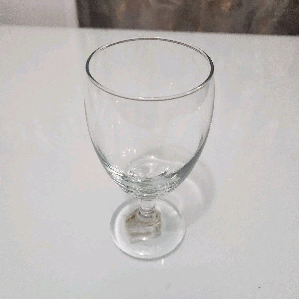 Clear Glass Wine Glass Round Glossy Drinkware for Unisex Adults