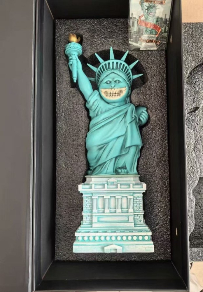 poplife ron english empire state grin green variant limited  art toy