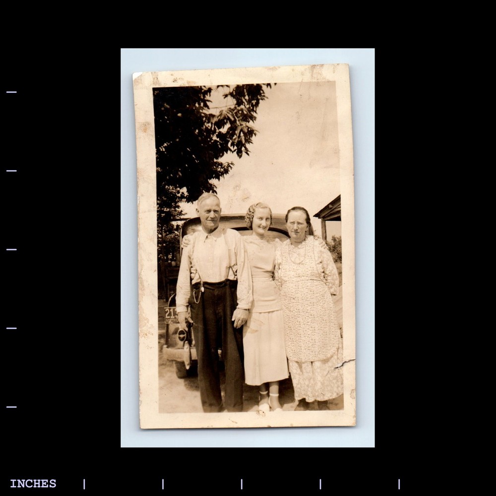 Vintage Photo AFFECTIONATE MAN WOMEN CLASSIC CAR