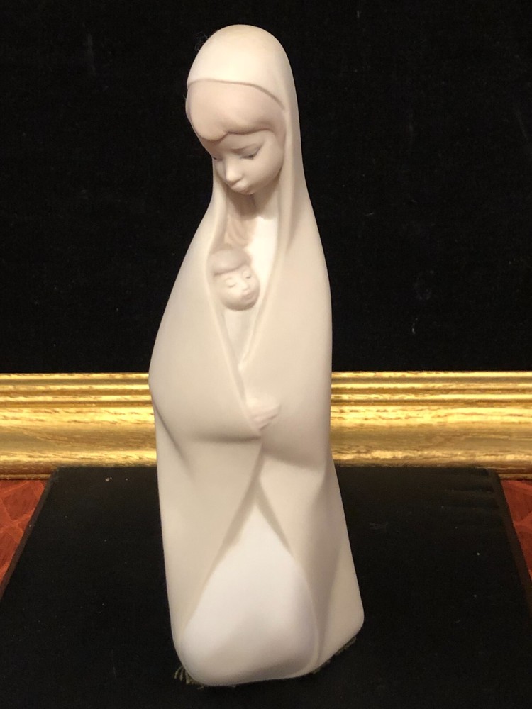 Lladro Porcelain Madonna and Child Figurine