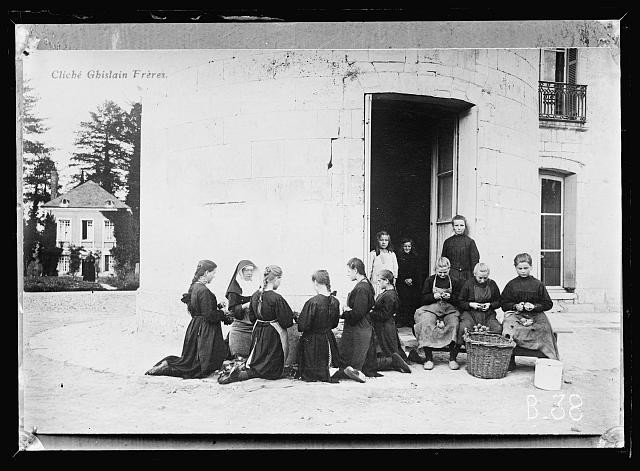 Photo:St. Paer France 1916-1919 Yser Colony Children Housekeeping Duties