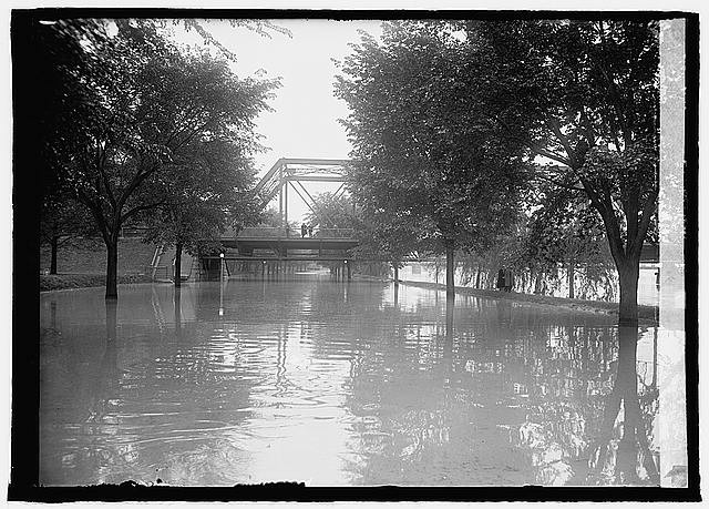 Photo:[Flood, Potomac River near bridge]