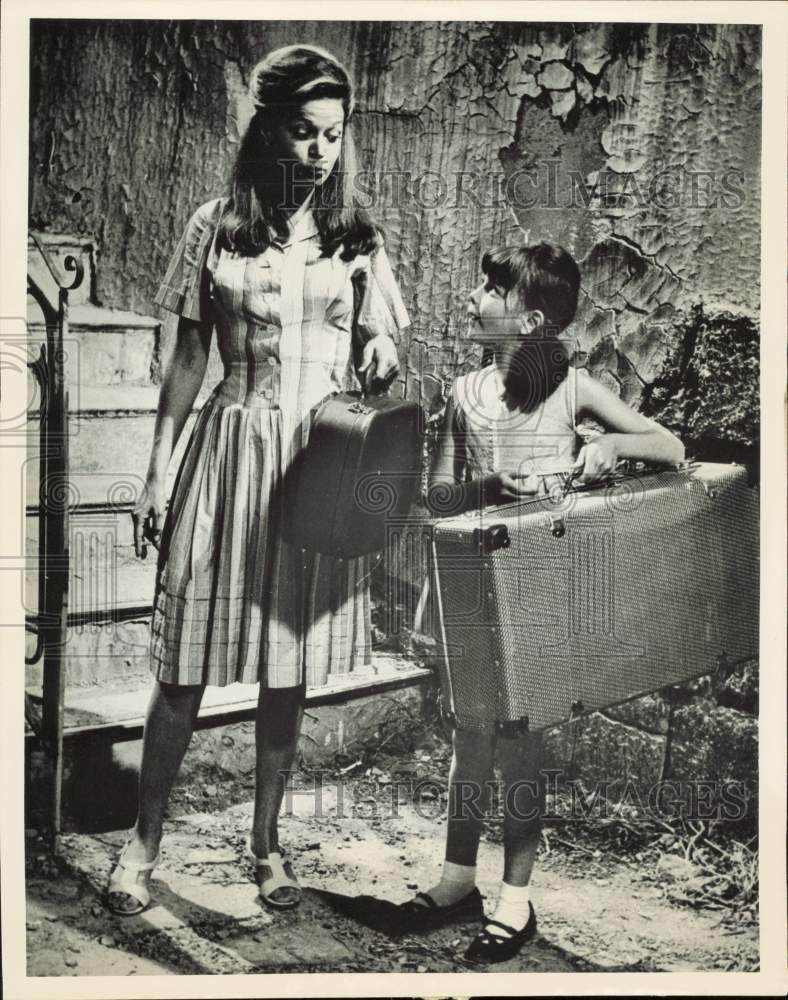 1966 Press Photo Actress Eva Bartok and daughter Deana at film site in Tel Aviv