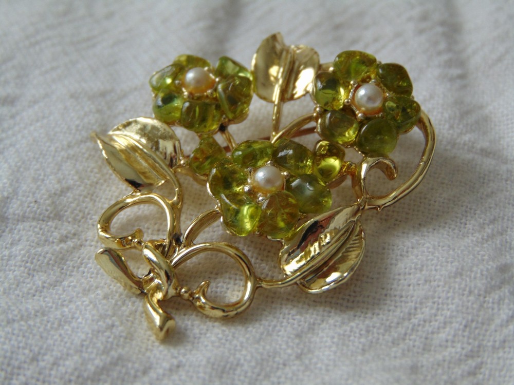 vintage unsigned SWOBODA Peridot chips pearls flower branch brooch