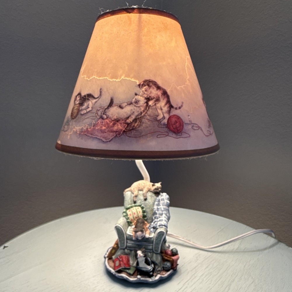 Vtg Cats Playing On Chair Lamp Crazy Cat Collectible Kitten Playing Yarn Shade