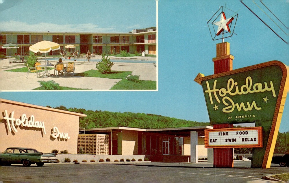 1960s Holiday Inn Fayetteville Arkansas MCM Googie Great Sign Motel Postcard
