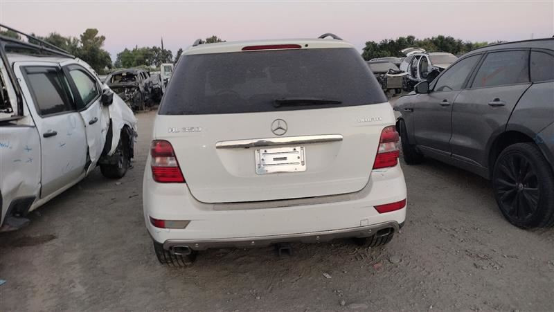 ML350     2011 Inner Fender 2981175