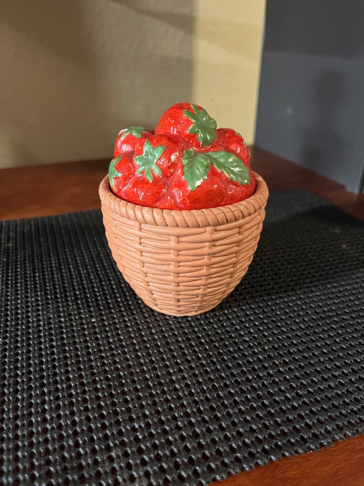 Avon Strawberry Basket Trinket Box! 1985!