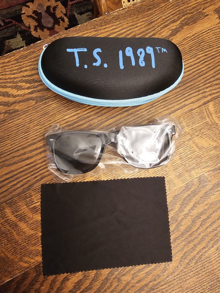 TAYLOR SWIFT Black 1989 Sunglasses BRAND NEW In a Case TAYLOR SWIFT