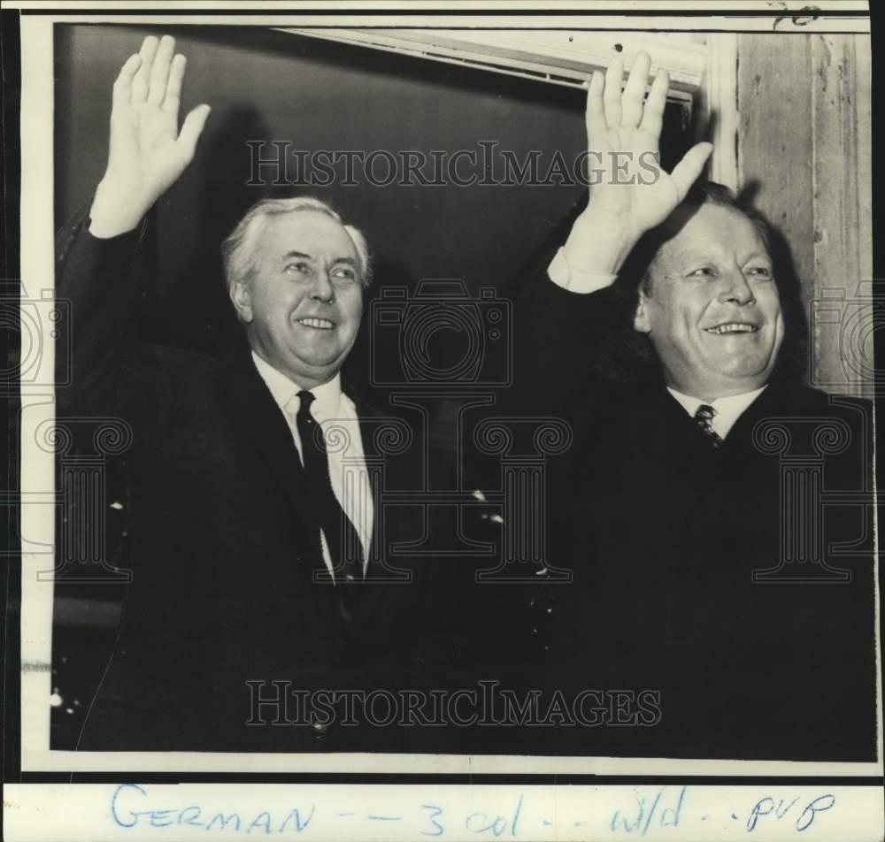 1970 Press Photo Willy Brandt and Harold Wilson wave to crowds in London