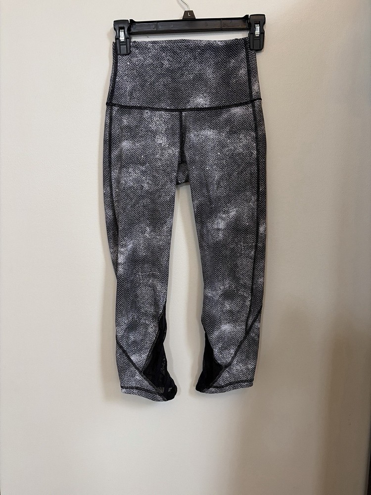 lululemon athletica Cropped Leggings Herringbone Black Gray Logo 4 Women