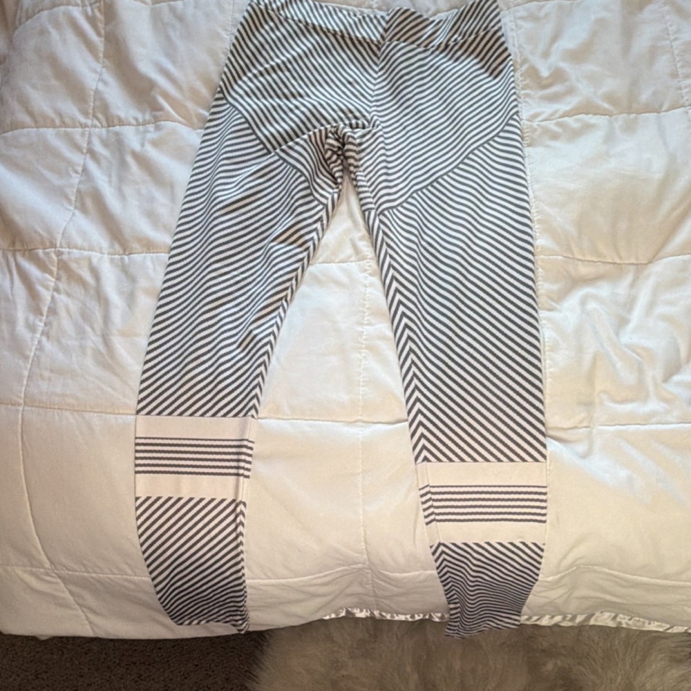 White Gray Striped Ankle Leggings Women’s Size M Stretch Polyester Spandex Yoga