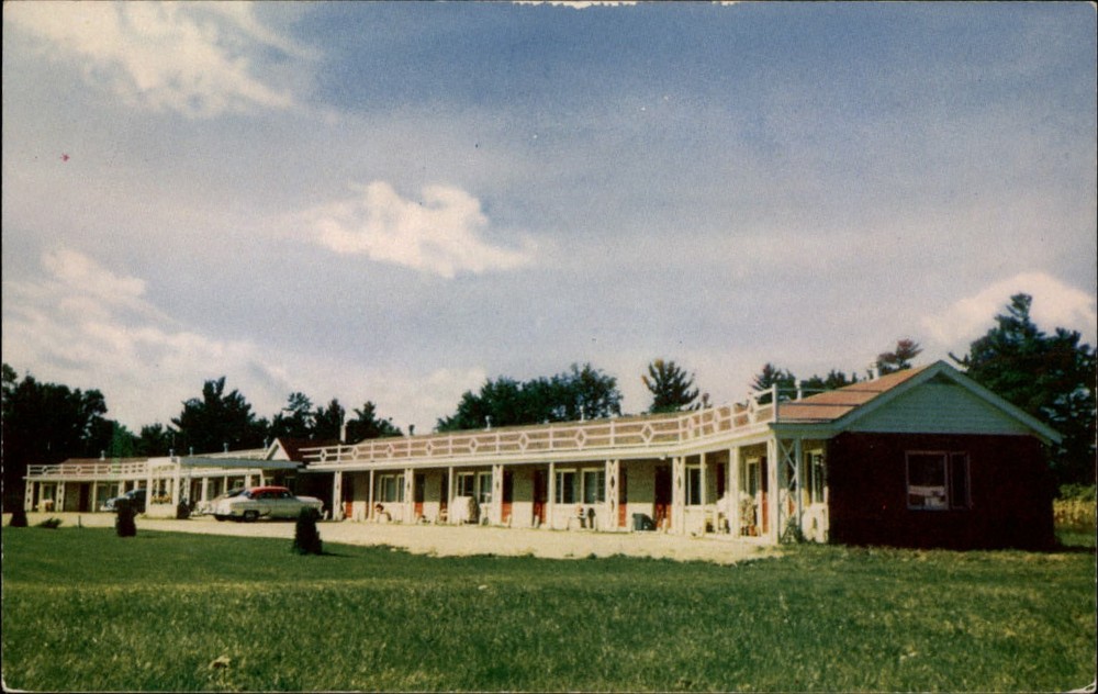 Motel Menomin Menomonie Wisconsin vintage car ~ 1950-60s postcard