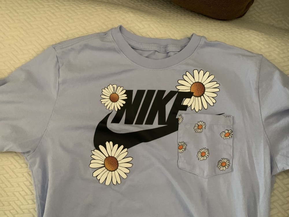 The Nike Tee women’s size Small Blue Floral  short sleeve crew  T-shirt Pocket