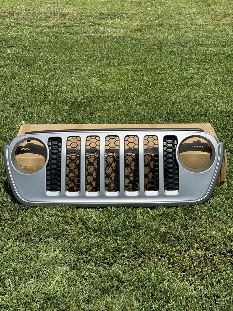 2018 - 2023 JEEP WRANGLER GLADIATOR FRONT GRILLE SILVER W BLACK INSERT