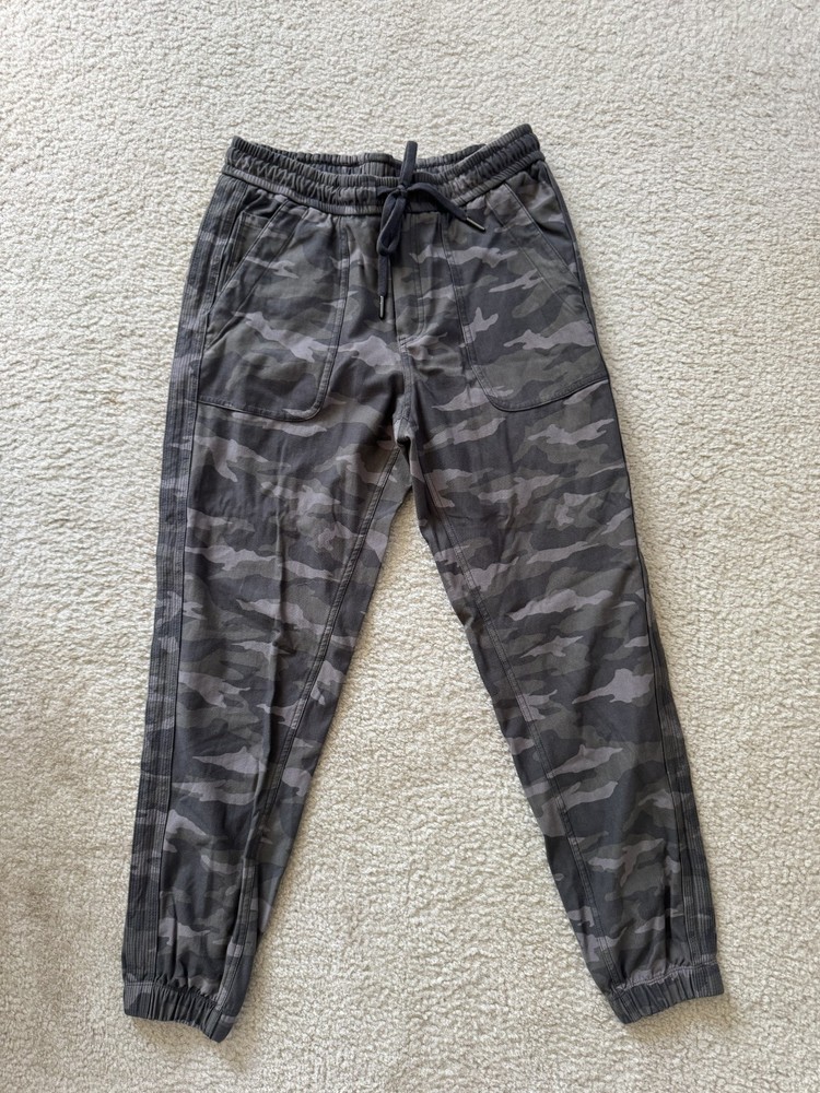 Women's Size 6 Athleta Camo Farallon Jogger Green Camouflage Athleisure Pants
