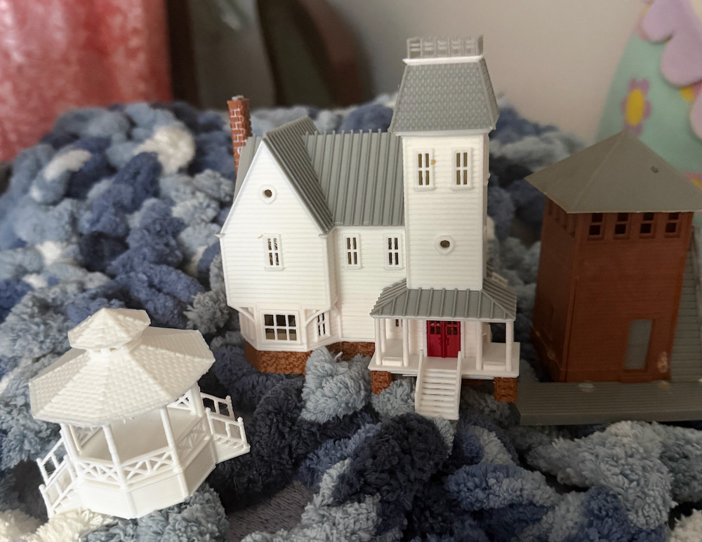 Vintage -HO Scale Large Built Building Lot of 3 - Gilmore girls, Beetlejuice, et