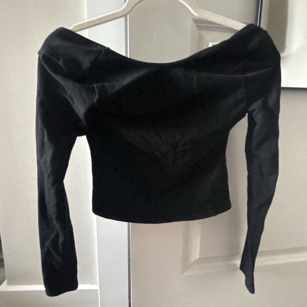edikted Black Solid Velvet Off-the-Shoulder Long Sleeve Cropped Top