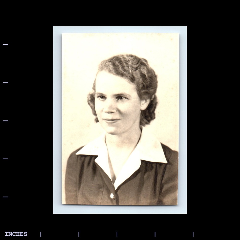 Vintage Photo SOLO FORMAL PORTRAIT OF SMILING WOMAN